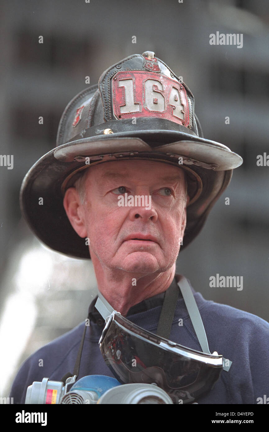 Bob Beckwith, pompier à la retraite de New York City, se trouve sur le site du World Trade Center, à New York, le vendredi 14 septembre 2001. Photo de Paul Morse, avec l'aimable autorisation de la Bibliothèque présidentielle George W. Bush Banque D'Images