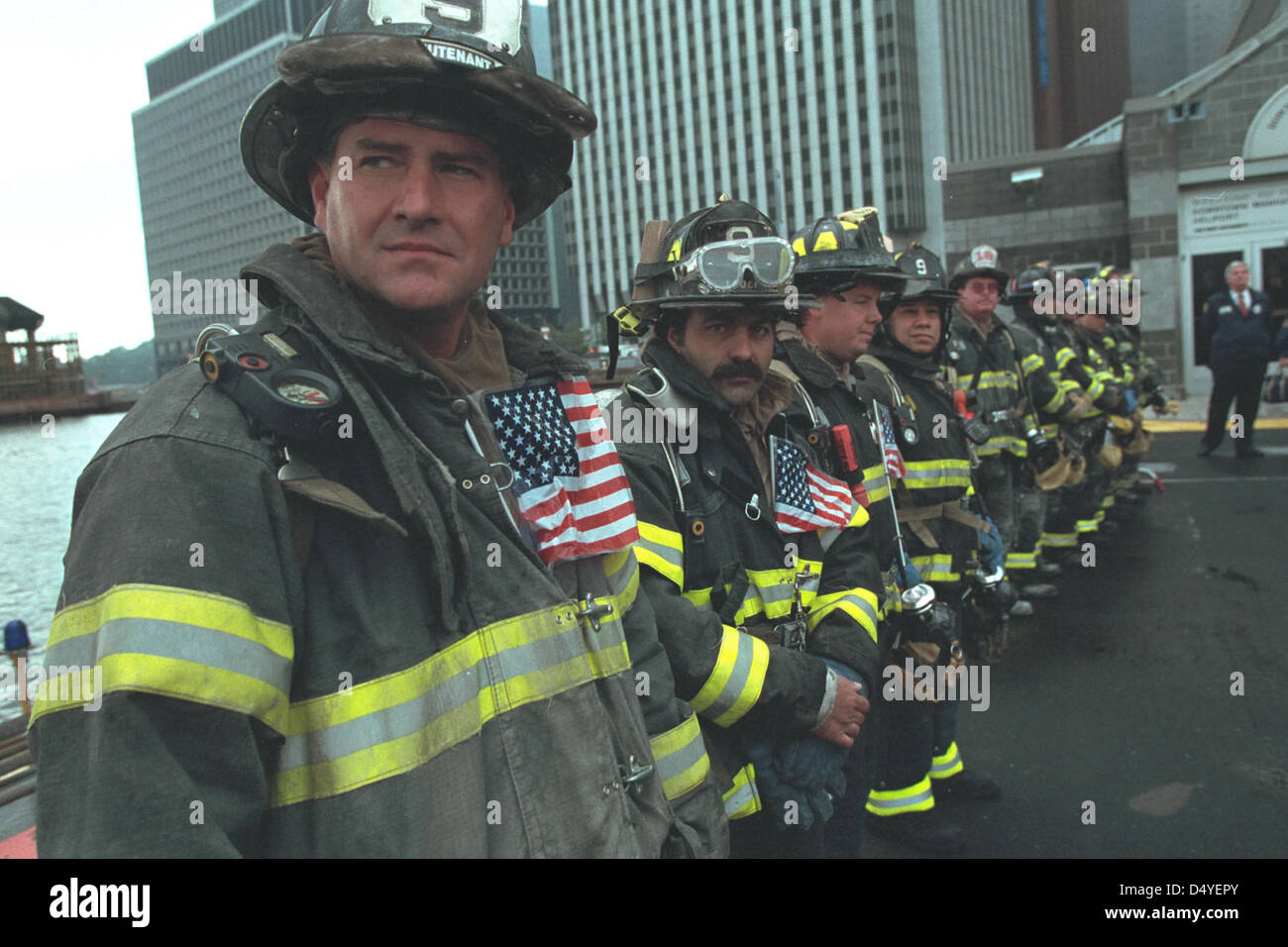 Les pompiers attendent l'arrivée du président George W. Bush le vendredi 14 septembre 2001 à l'administration portuaire de New York. Photo de Paul Morse, avec l'aimable autorisation de la Bibliothèque présidentielle George W. Bush Banque D'Images