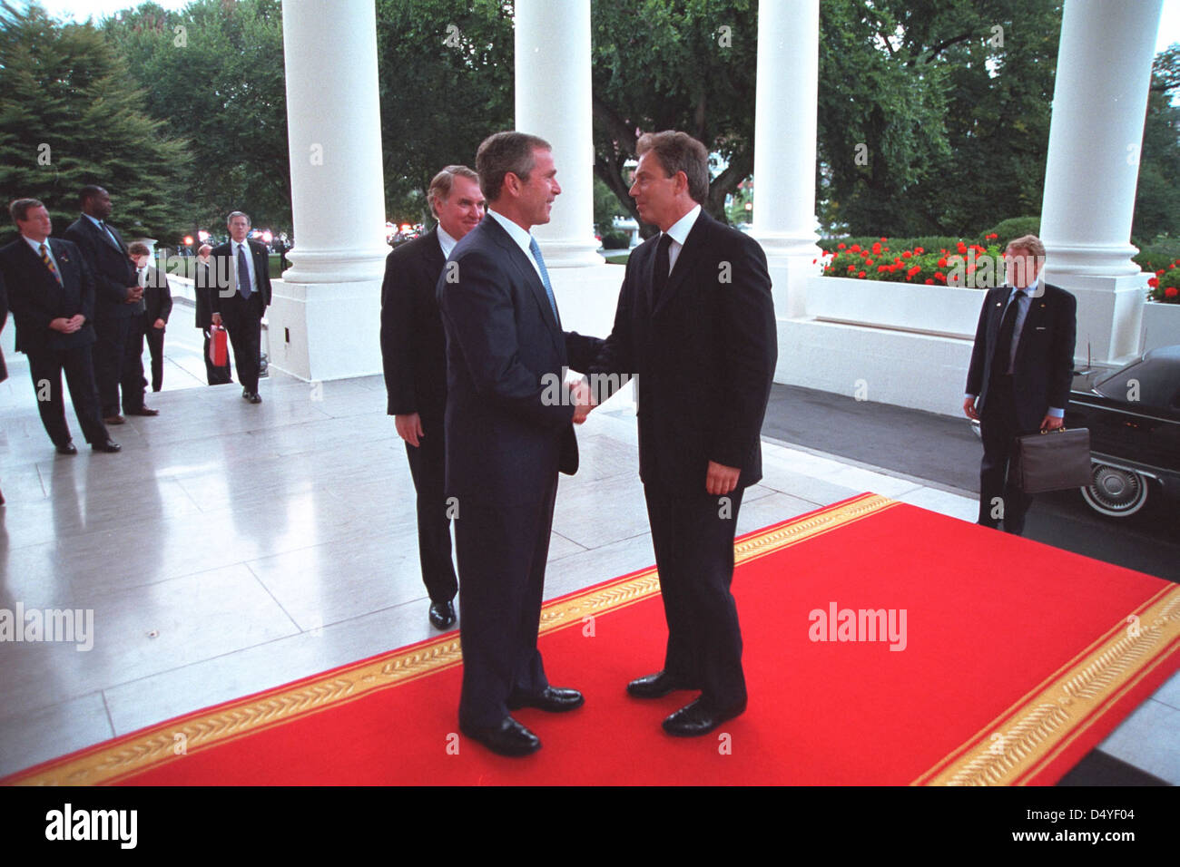 Le président George W. Bush accueille le Premier ministre Tony Blair le jeudi 20 septembre 2001, à l'entrée du Portico nord de la Maison Blanche. Photo d'Eric Draper, avec l'aimable autorisation de la bibliothèque présidentielle George W. Bush Banque D'Images