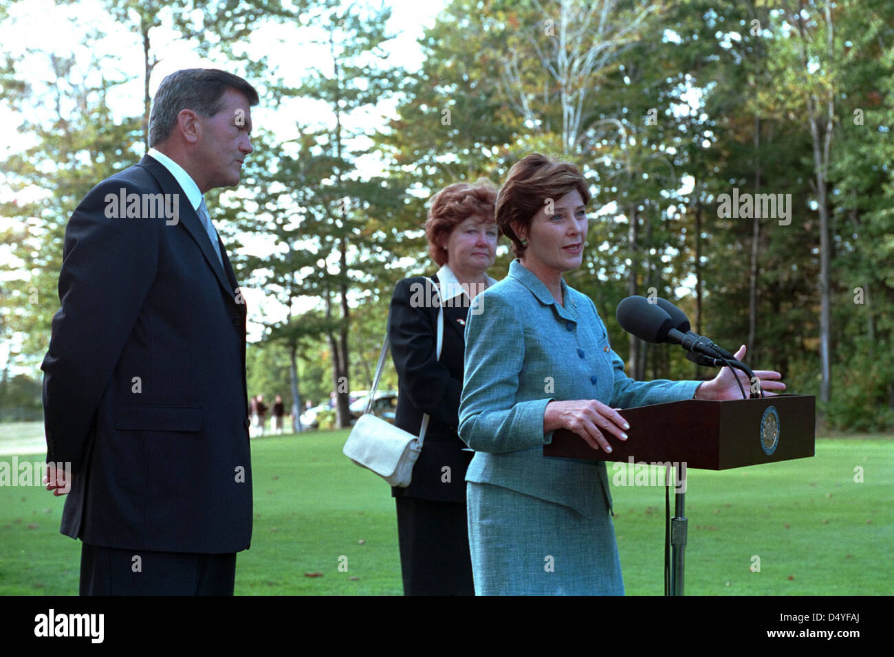 Le 17 septembre 2001, MRS Laura W. Bush, accompagnée du gouverneur de Pennsylvanie Tom Ridge, a assisté à un service commémoratif à Central City, Pennsylvanie, honorant les victimes du vol United 93 à la suite des attentats du 11 septembre. Banque D'Images