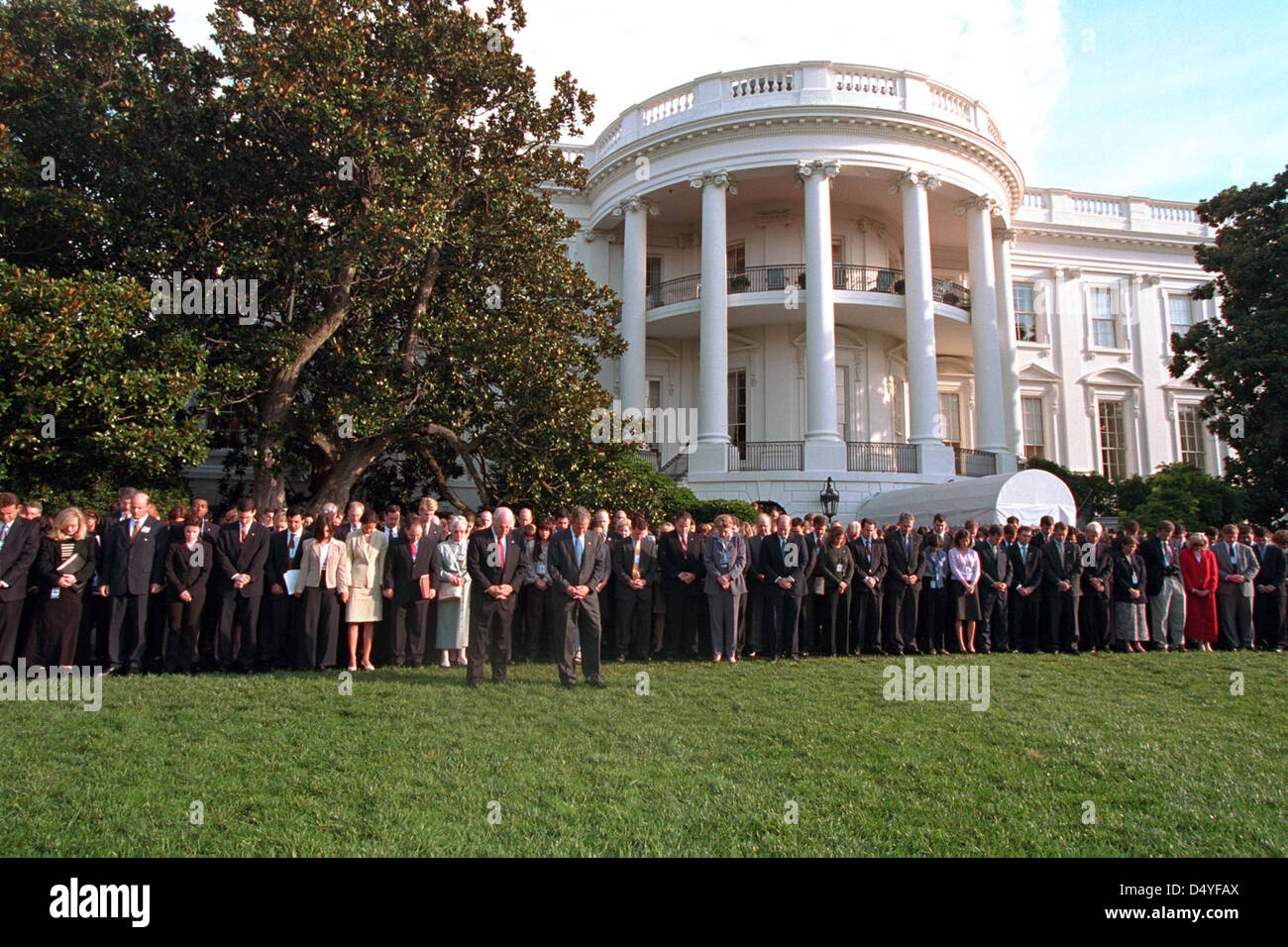 Le président George W. Bush et le vice-président Dick Cheney sont accompagnés par des membres du personnel de la Maison-Blanche le mardi 18 septembre 2001, alors qu'ils observent un moment de silence sur la pelouse sud de la Maison-Blanche. Photo de Paul Morse, avec l'aimable autorisation de la Bibliothèque présidentielle George W. Bush Banque D'Images