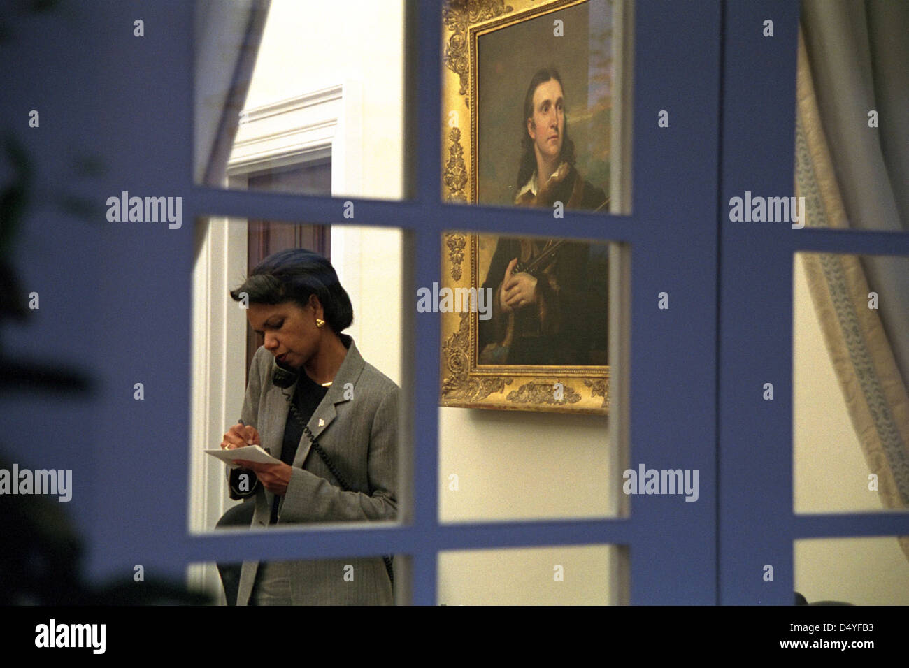 Cette photographie du 18 septembre 2001 montre le Dr Condoleezza Rice, conseillère à la sécurité nationale des États-Unis, parlant au téléphone dans le bureau ovale extérieur de la Maison Blanche peu après les attentats de 9/11. Banque D'Images