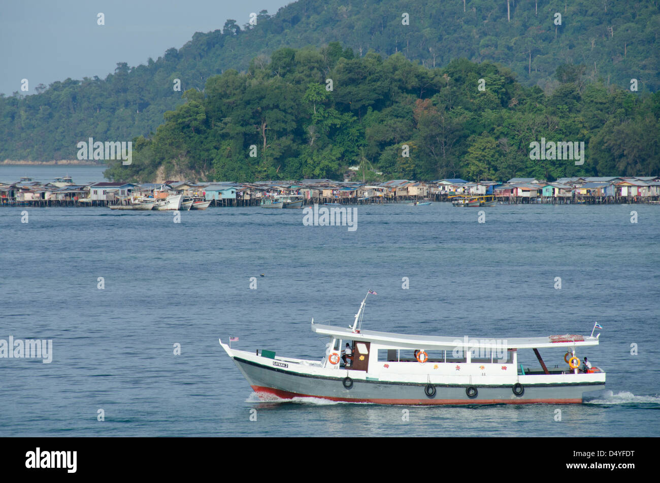 La Malaisie, Bornéo, Sabah, Sultan Mer, Kota Kinabalu. Voile en face de l'eau 'traditionnels' village. Banque D'Images