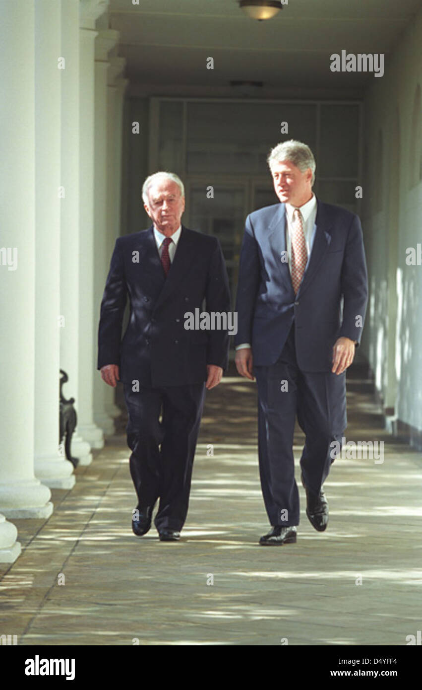 Photographie du Président William J. Clinton et du Premier Ministre d'Israël Yitzhak Rabin marchant le long de la Colonnade de la Maison Blanche, 11/12/1993 Banque D'Images