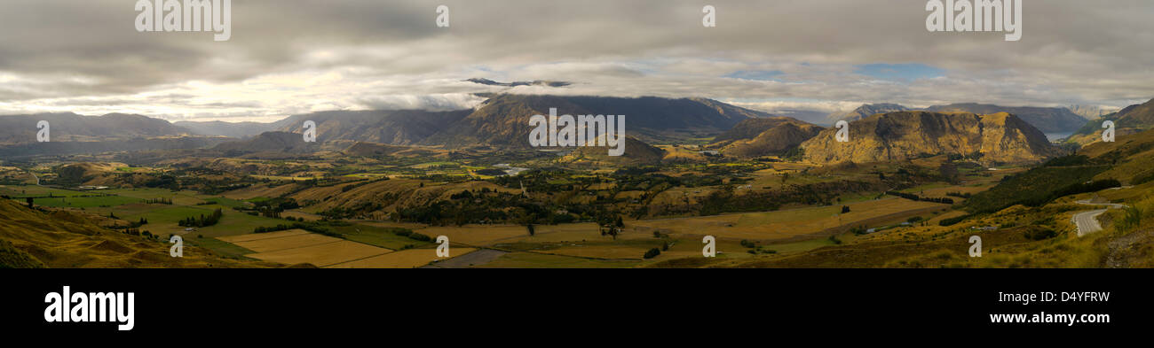 Vue panoramique sur la vallée de la rivière Kawarau, à au sud-ouest de selle du Skipper, près de l'Arrowton, Otago, Nouvelle-Zélande Banque D'Images