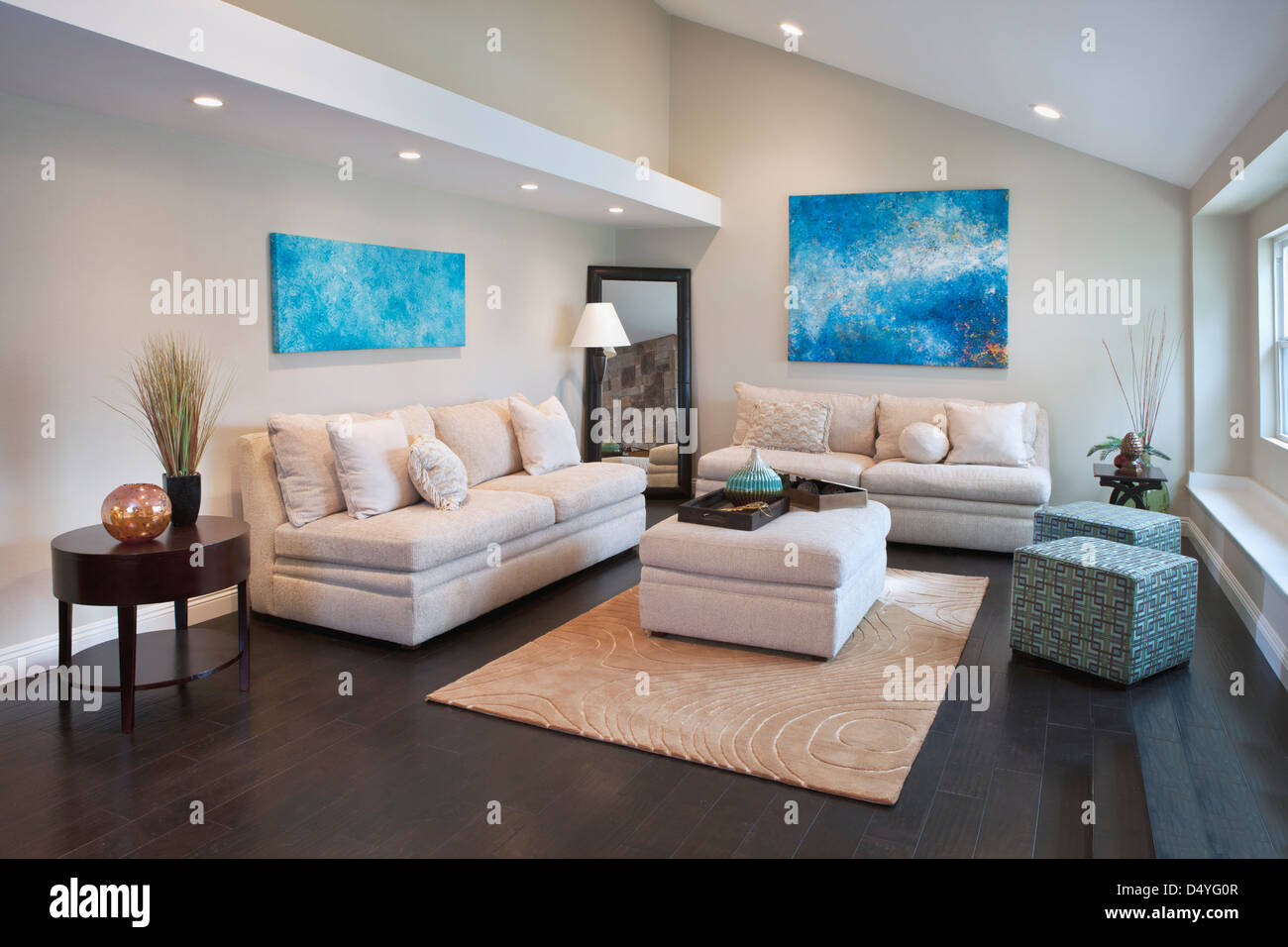 Intérieur de salle de séjour avec de confortables canapés, California, USA Banque D'Images