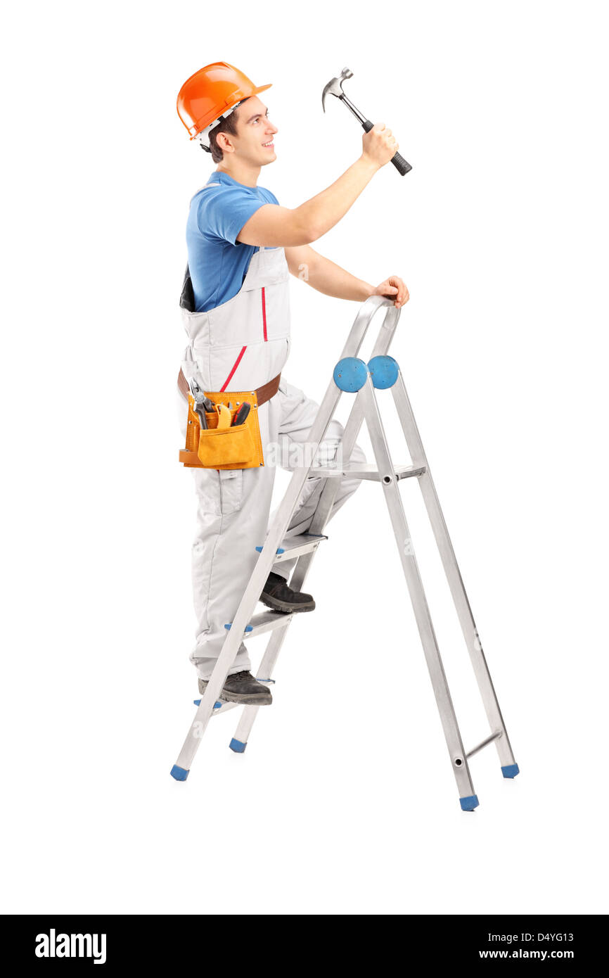 Portrait d'un réparateur sur une échelle travailler avec un marteau isolé sur fond blanc Banque D'Images