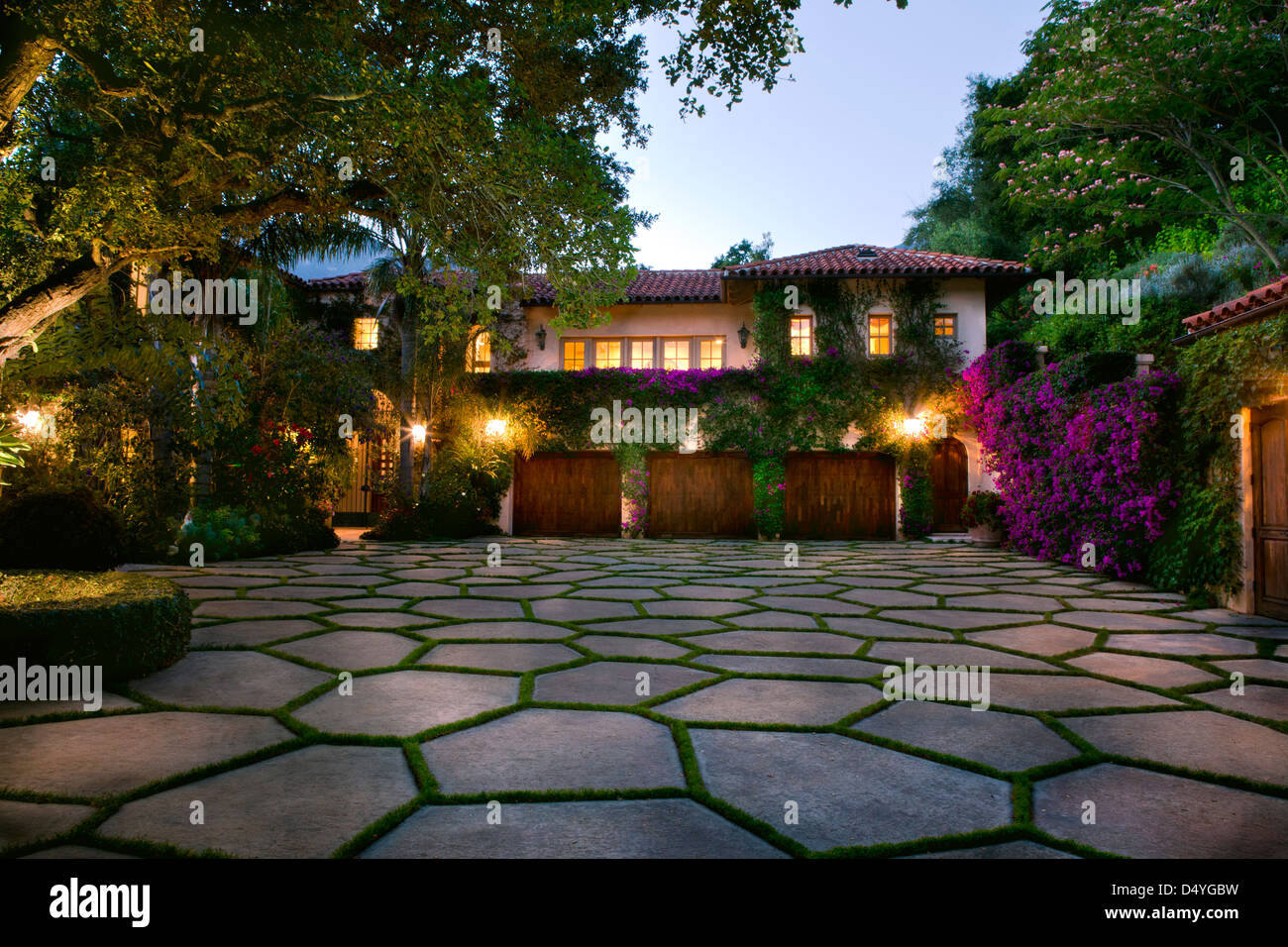 Forme en pierre entrée carrelée en face d'une maison de style espagnol, Montecito, Californie, USA Banque D'Images