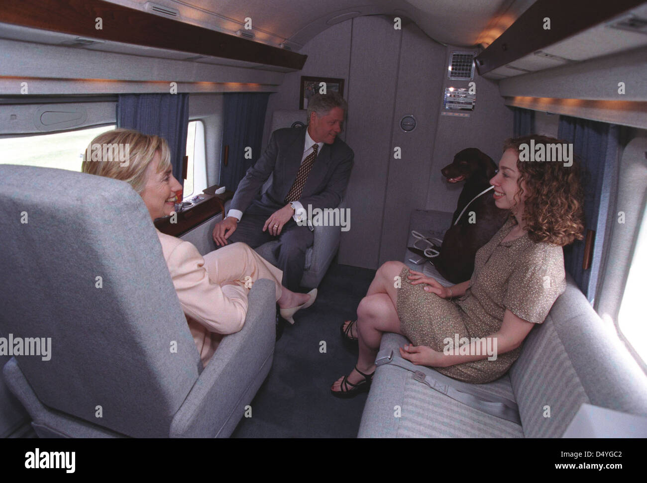 Photo du président William Jefferson Clinton, de la première dame Hillary Rodham Clinton, de Chelsea Clinton et de Buddy The Dog assis à Marine One : 07/24/1998 Banque D'Images