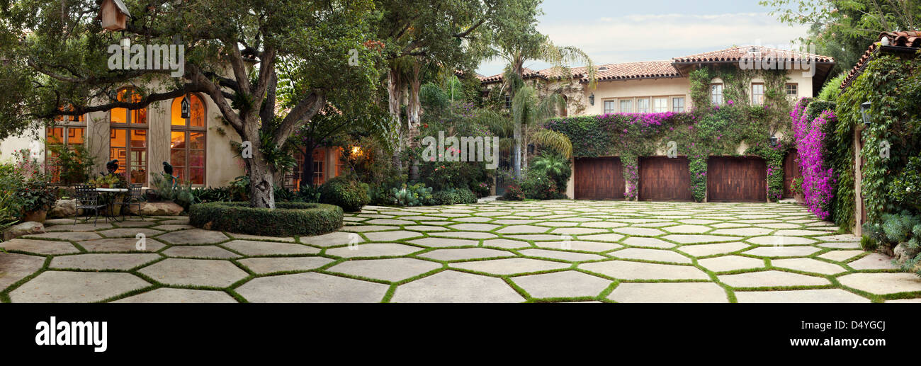 Allée d'herbe en face de la maison, Montecito, Californie, USA Banque D'Images