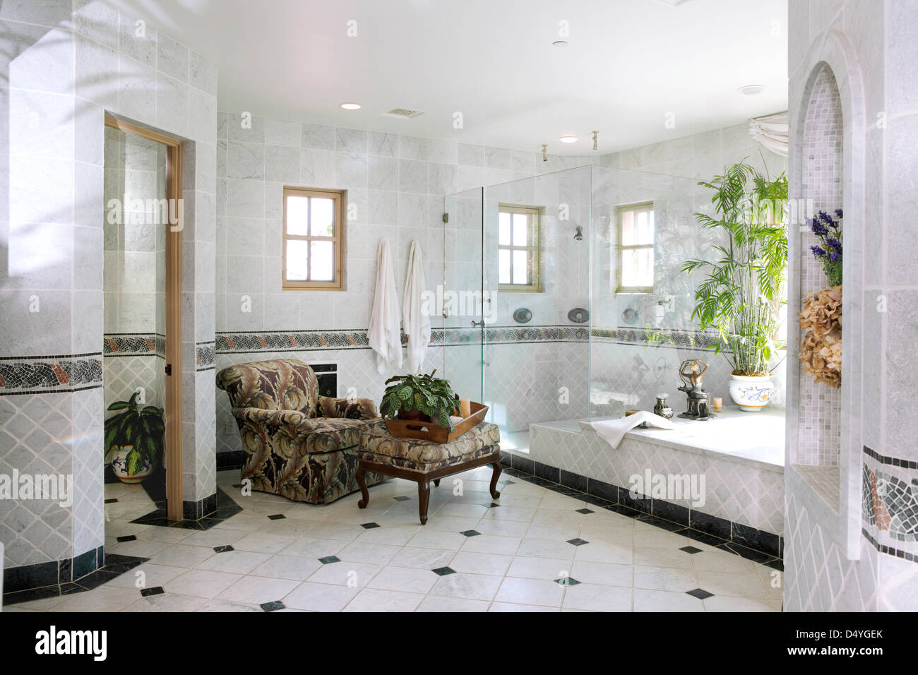 Intérieur de la salle de bains privative pourvue d''un fauteuil et tabouret, California, USA Banque D'Images