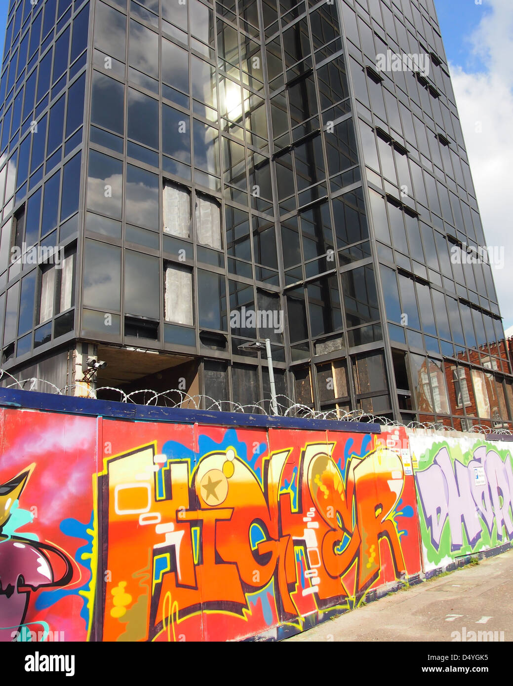 Une clôture de périmètre couvert de graffitis entoure les bureaux d'assurance Zurich à l'abandon et la tour . Banque D'Images