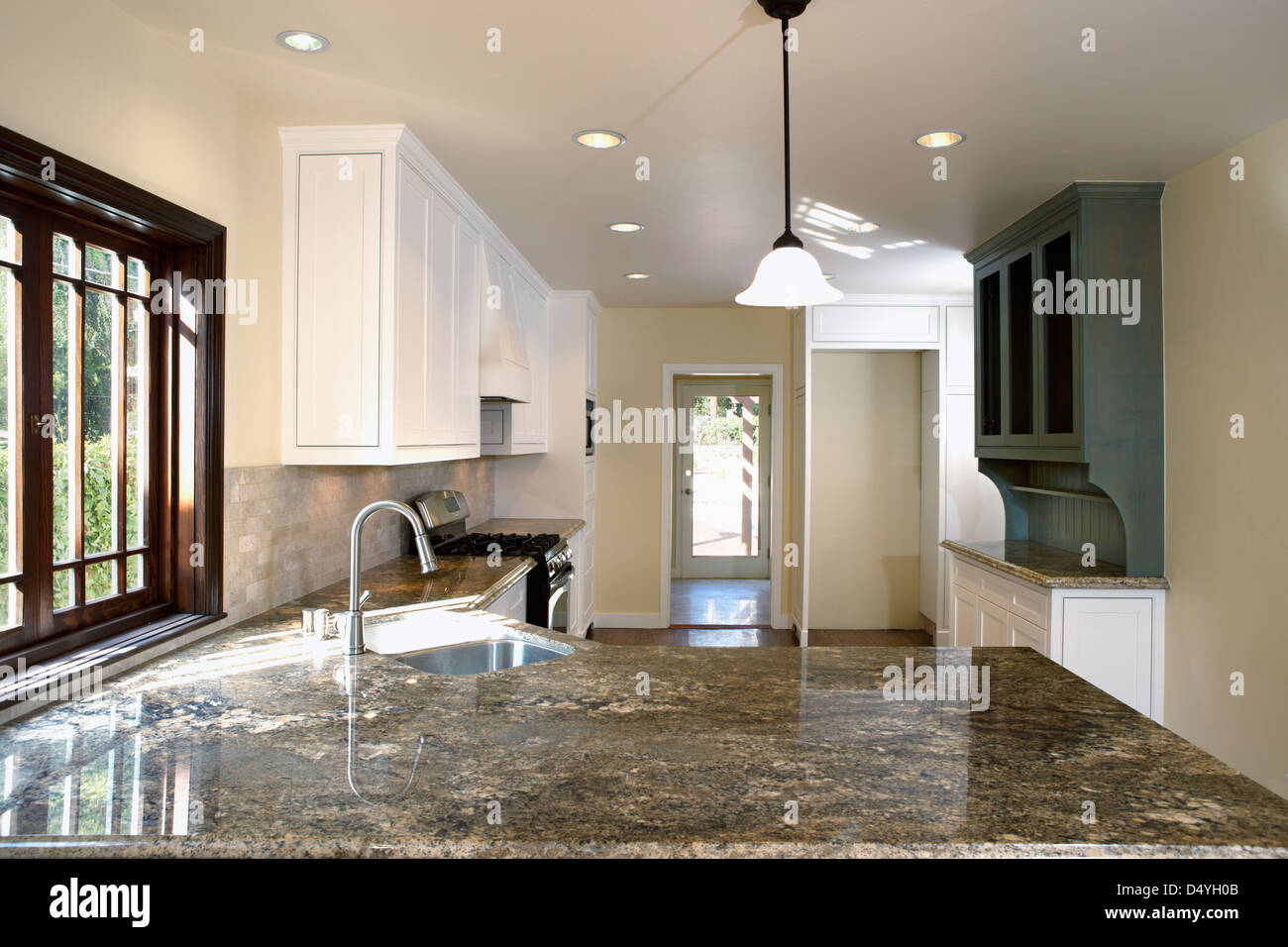 Les countertops de granit dans la cuisine traditionnelle, Pasadena, Californie, USA Banque D'Images