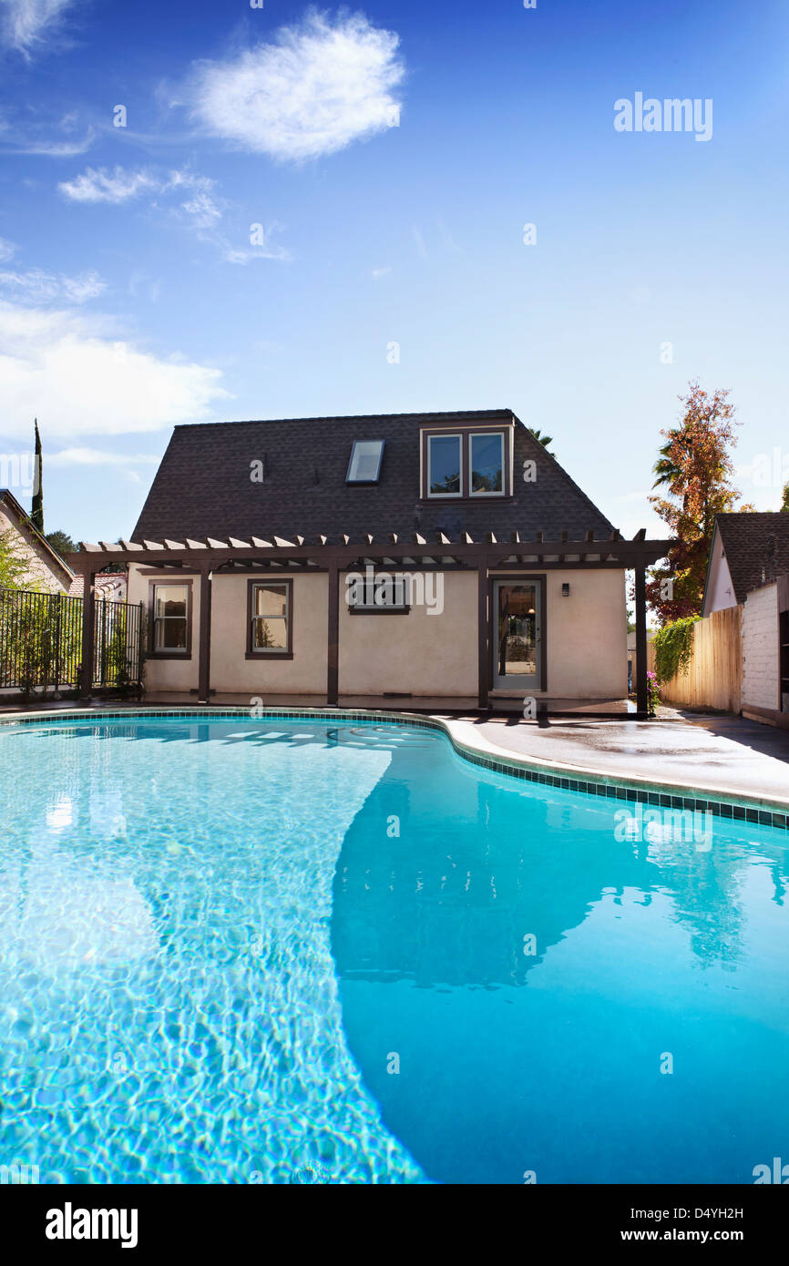 Vue extérieure de bungalow avec piscine, Pasadena, Californie, USA Banque D'Images