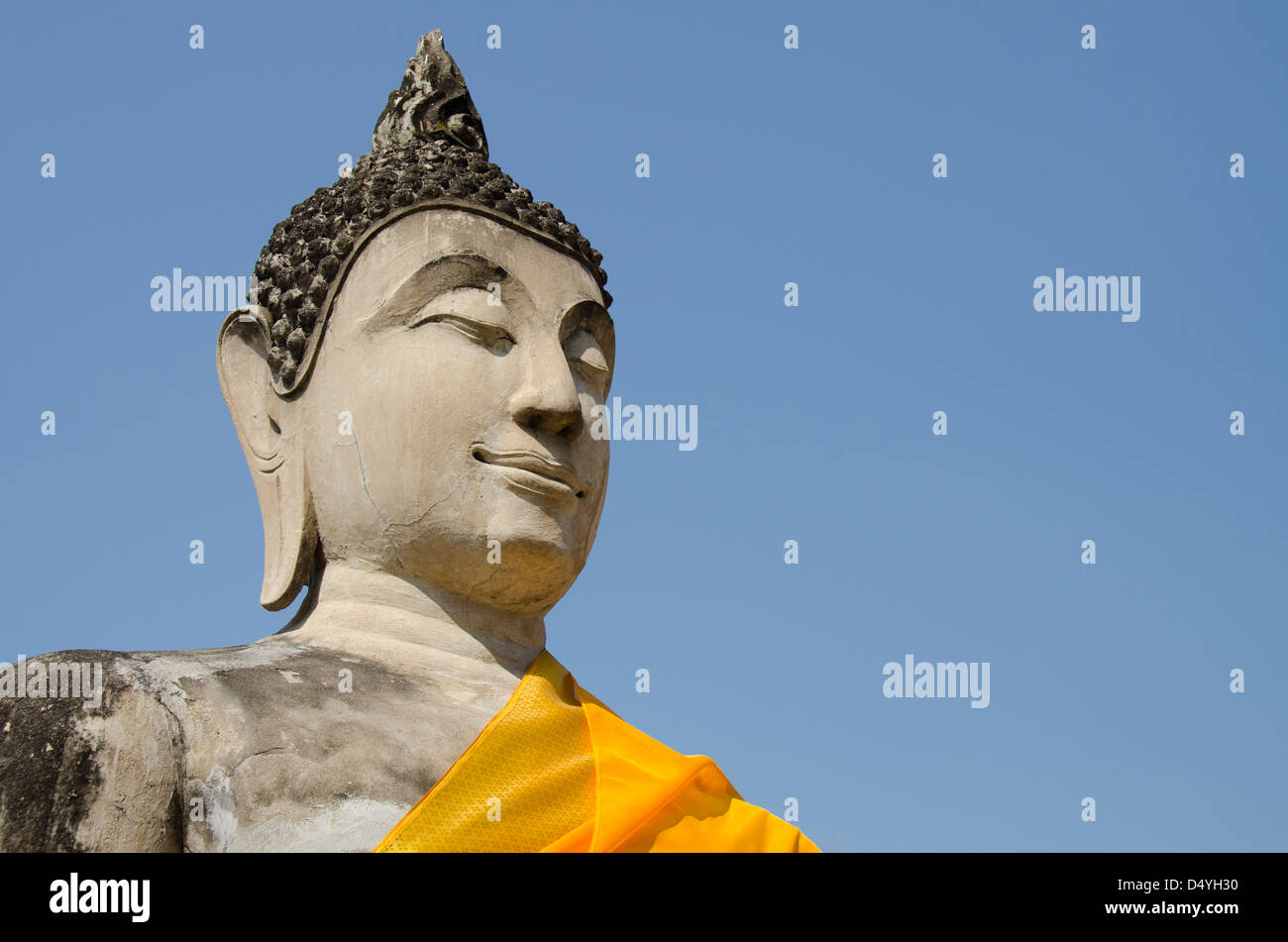 La Thaïlande, Ayutthaya. Wat Phra Chao Phya-thaï (aka Wat Chai Mongkol-Yi). Statue de Bouddha assis habillé en robe jaune. L'UNESCO Banque D'Images La Thaïlande, Ayutthaya. Wat Phra Chao Phya-thaï (aka Wat Chai Mongkol-Yi). Statue de Bouddha assis habillé en robe jaune. L'UNESCO Banque D'Images