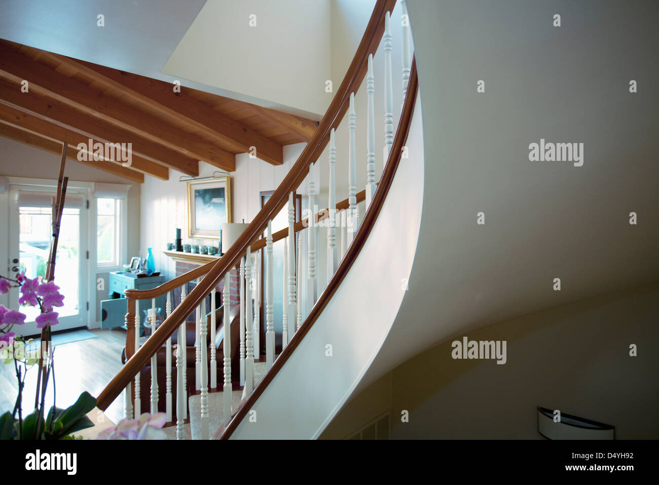 Escalier incurvé dans home, Laguna Beach, Californie, USA Banque D'Images