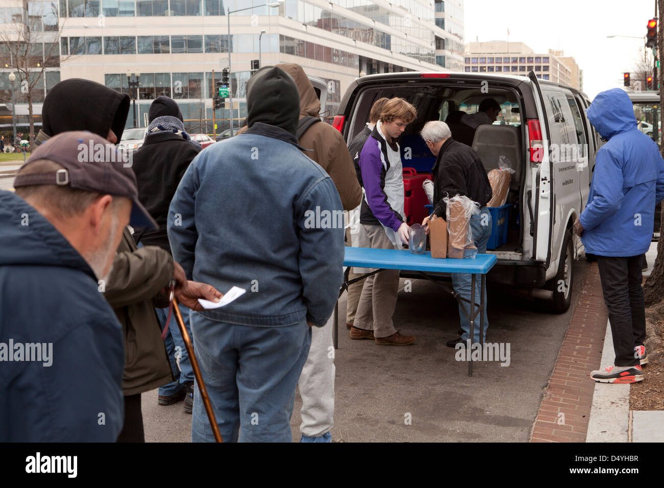 Les hommes sans-abri dans la file d'une soupe populaire van - Washington, DC USA Banque D'Images