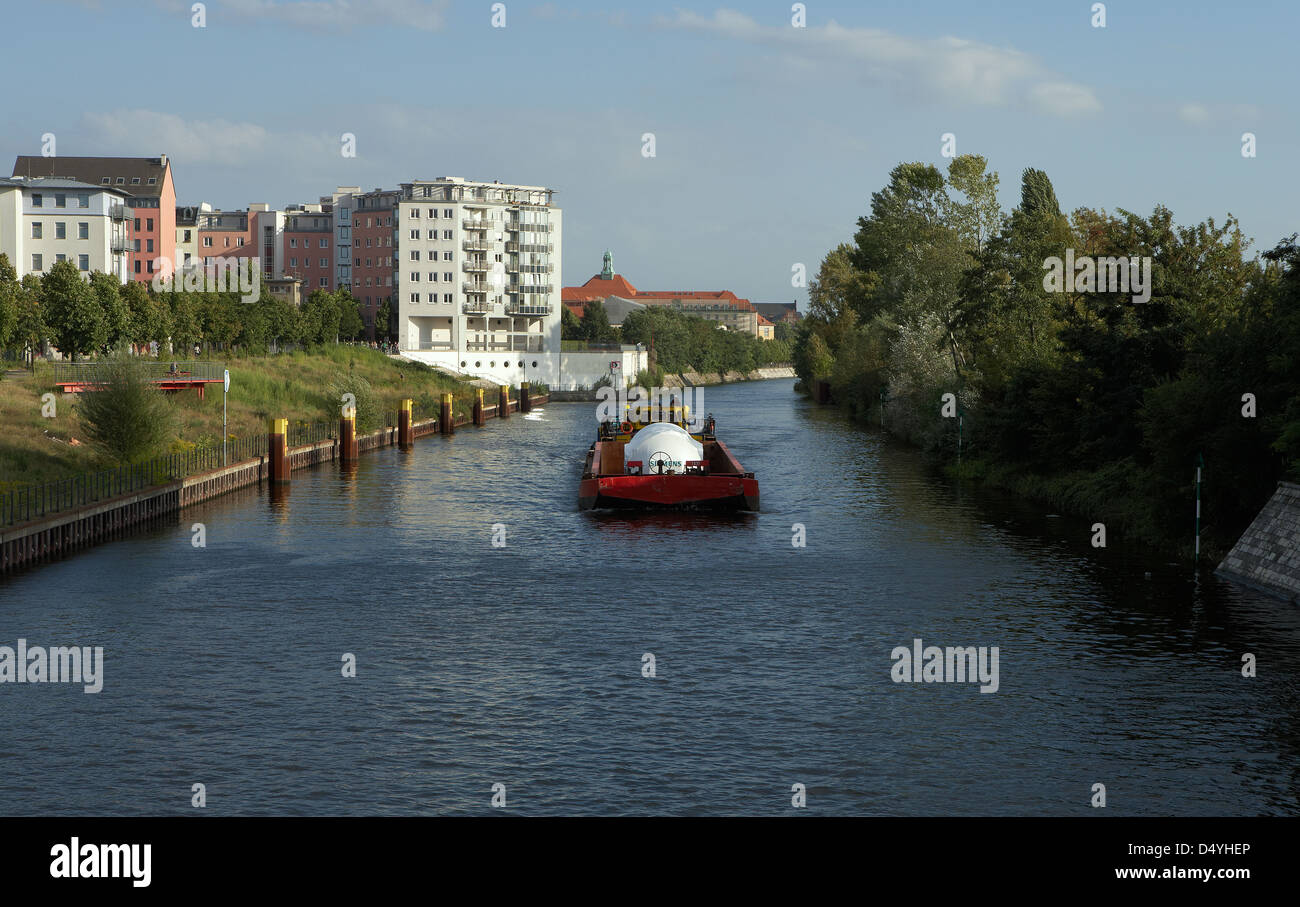 Berlin, Allemagne, un cargo à Berlin-Spandau Ship Canal Banque D'Images