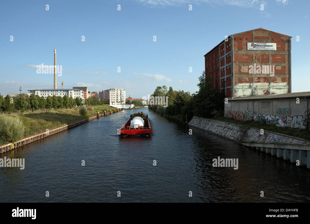 Berlin, Allemagne, un cargo à Berlin-Spandau Ship Canal Banque D'Images