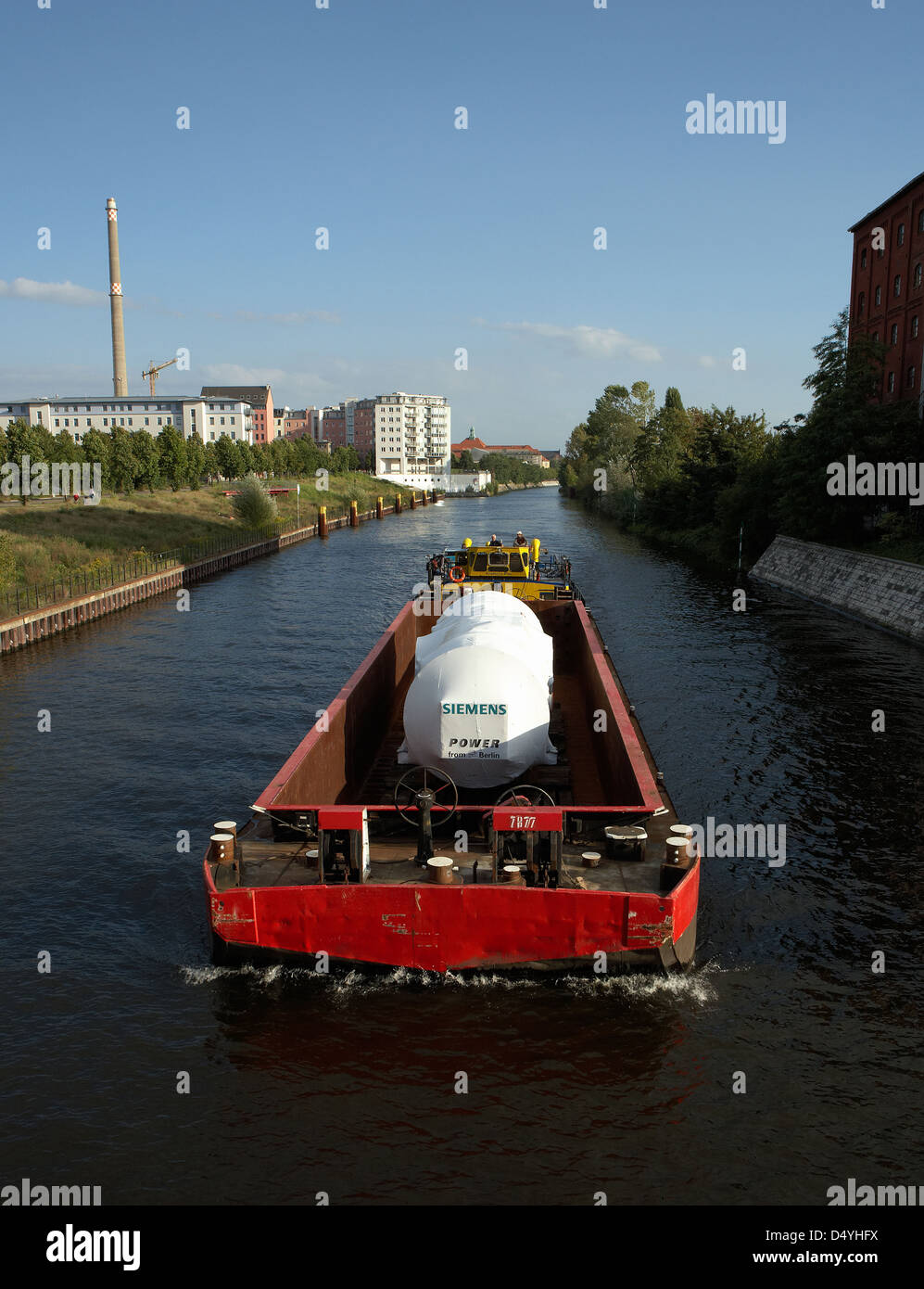Berlin, Allemagne, un cargo à Berlin-Spandau Ship Canal Banque D'Images