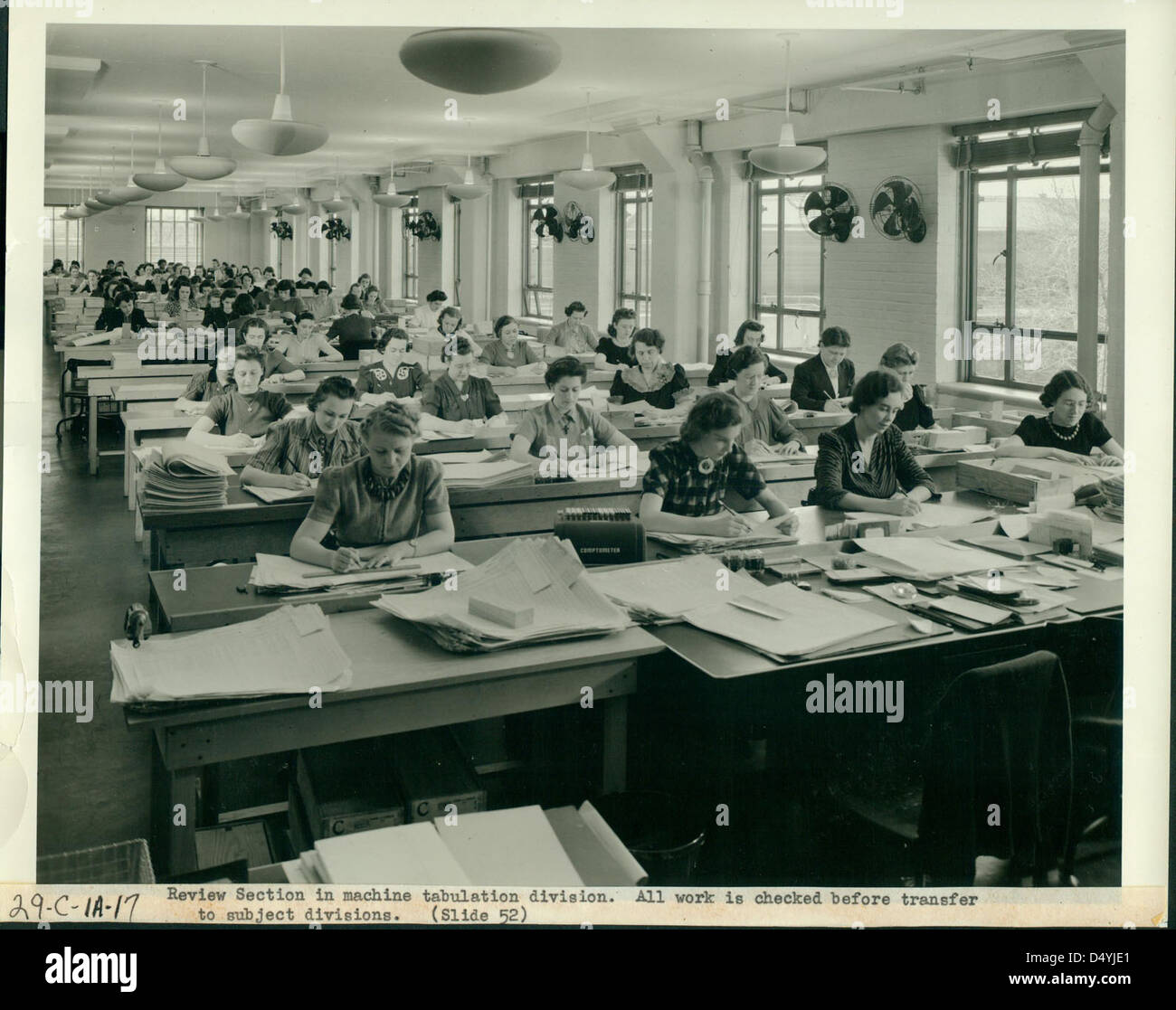 La section d'examen de la Division de la totalisation des machines pendant le recensement de 1940. Cette division a traité les données à l'aide de tableaux mécaniques pour effectuer le recensement des États-Unis, contribuant ainsi à la collecte de données démographiques nationales. Banque D'Images