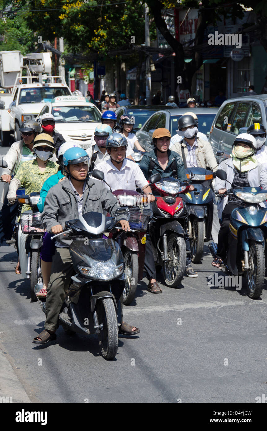 Vietnam, Ho Chi Minh Ville (Saigon) aka. Scène de rue au centre-ville typique emballé avec des scooters. Banque D'Images Vietnam, Ho Chi Minh Ville (Saigon) aka. Scène de rue au centre-ville typique emballé avec des scooters. Banque D'Images