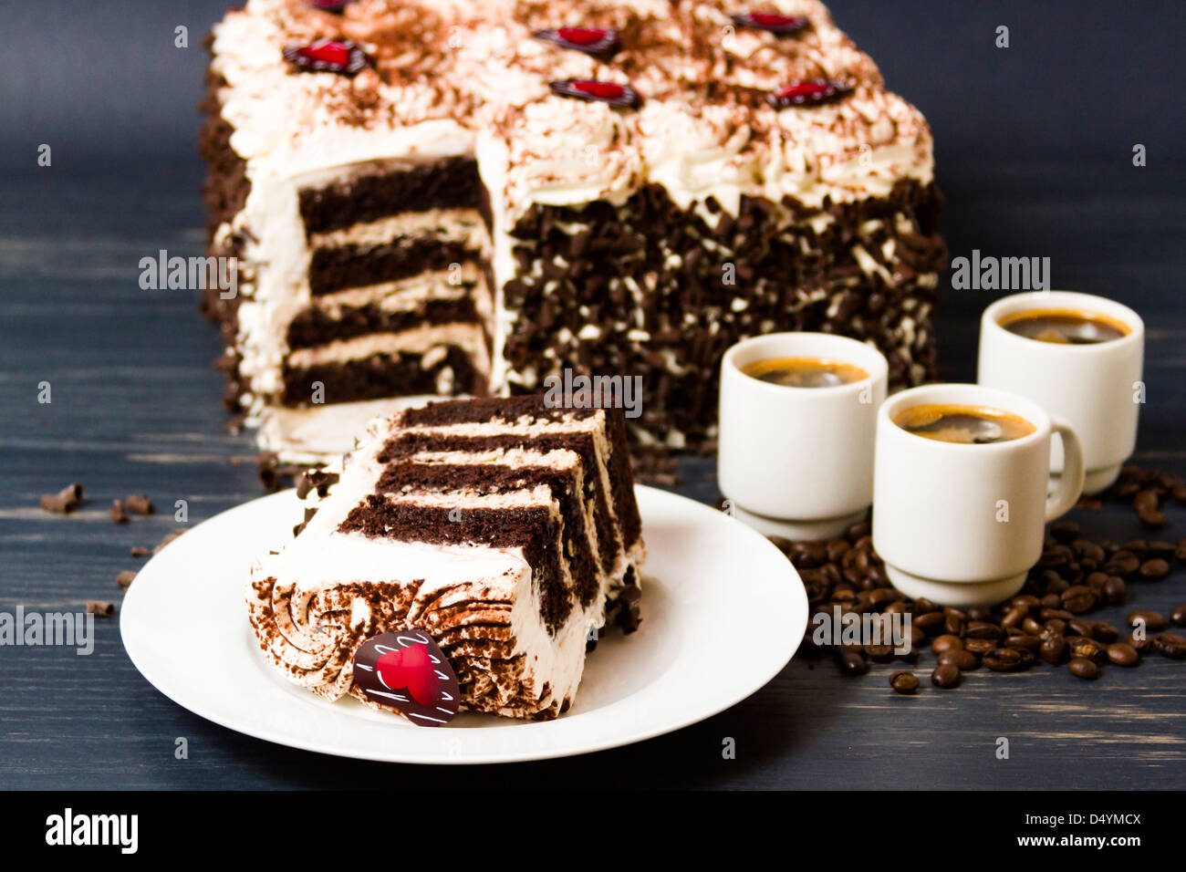 Gâteau tiramisu, plusieurs couches de gâteau au chocolat infusée espresso, remplis de mousse