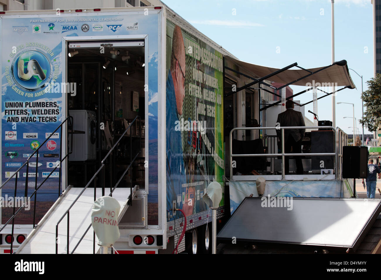 Un camion de promotion pour le pipeline Keystone XL L'huile de schiste avec des expositions à l'extérieur un rassemblement. Banque D'Images