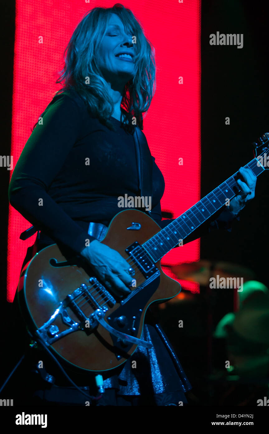 London, Ontario, Canada - le 20 mars 2013. Les soeurs Wilson, Ann et Nancy de la bande de roche coeur au John Labatt Centre devant plus de 2000 fans. Credit : Mark Spowart /Alamy Live News Banque D'Images