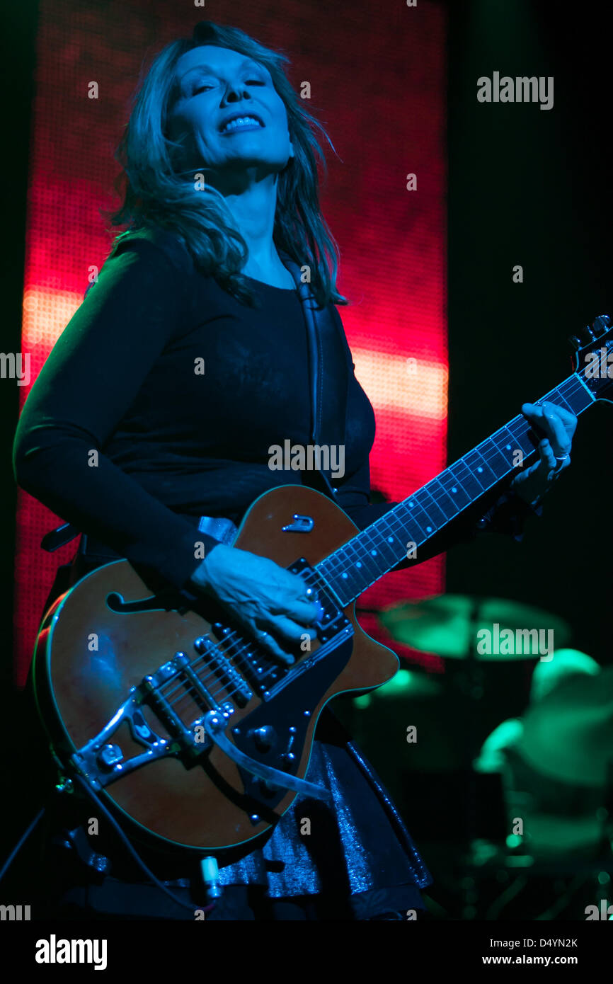 London, Ontario, Canada - le 20 mars 2013. Les soeurs Wilson, Ann et Nancy de la bande de roche coeur au John Labatt Centre devant plus de 2000 fans. Credit : Mark Spowart /Alamy Live News Banque D'Images