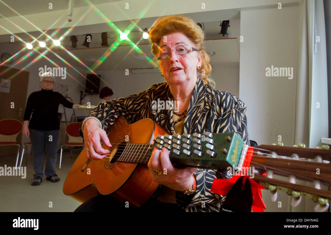 Fichier - Un fichier photo en date du 04 mars 2013 montre 80-year-old singer Christel Burr lors d'une répétition à Schwerin, Allemagne, 04 mars 2013. Burr est actuellement à l'enregistrement d'un cd avec le groupe de punk 'Debil'. Photo : JENS BUETTNER Banque D'Images