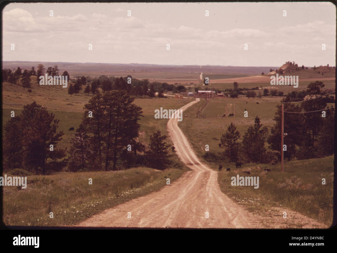 Une route de ranch près de Colstrip, Montana, photographiée en juin 1973 dans le cadre du projet DOCUMERICA, montrant le paysage rural et les infrastructures agricoles. Banque D'Images