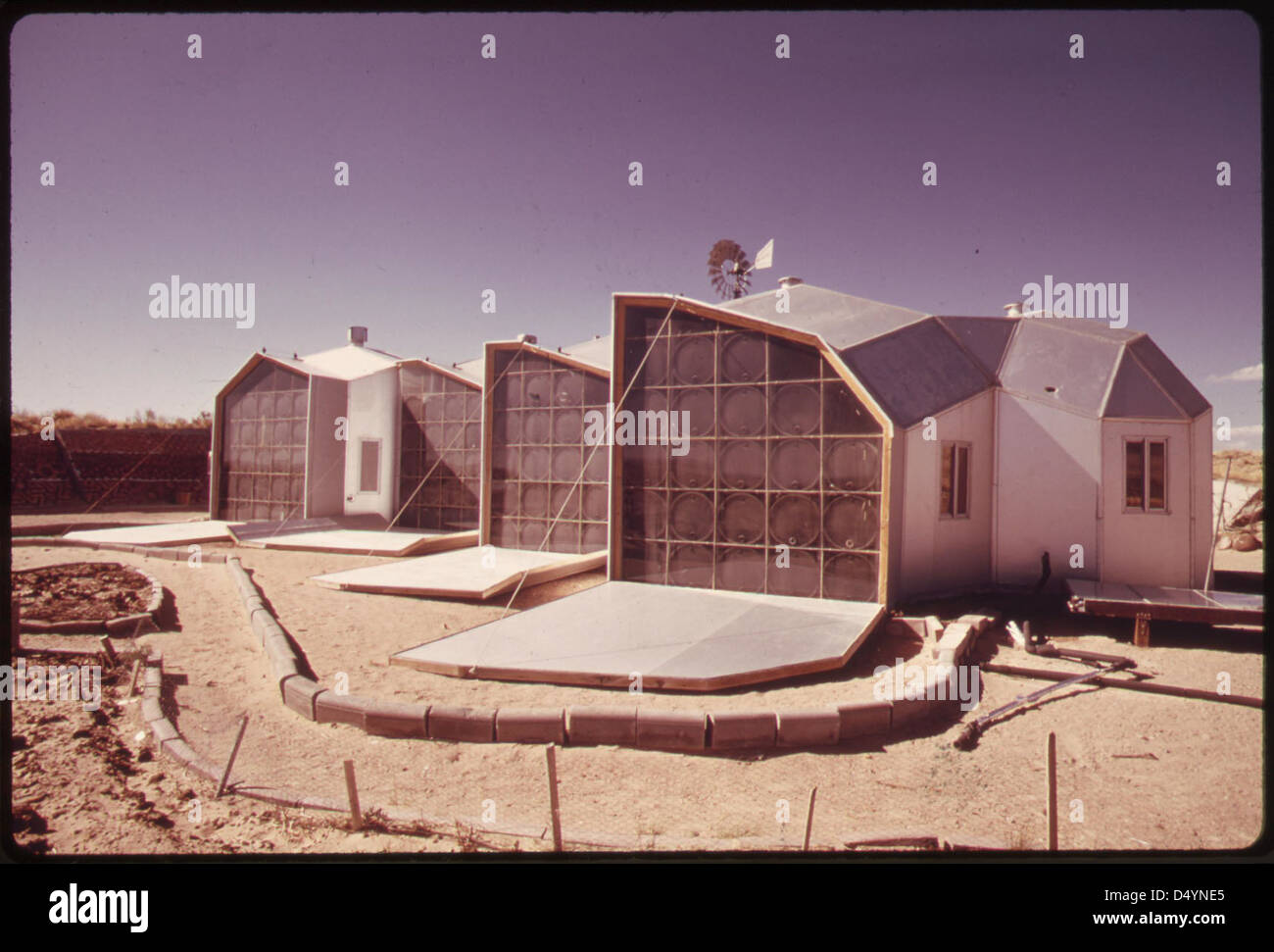 Photo de l'extérieur des murs orientés au sud d'une maison chauffée à l'énergie solaire modulaire près de Corrales, New Mexico, 04/1974... Banque D'Images