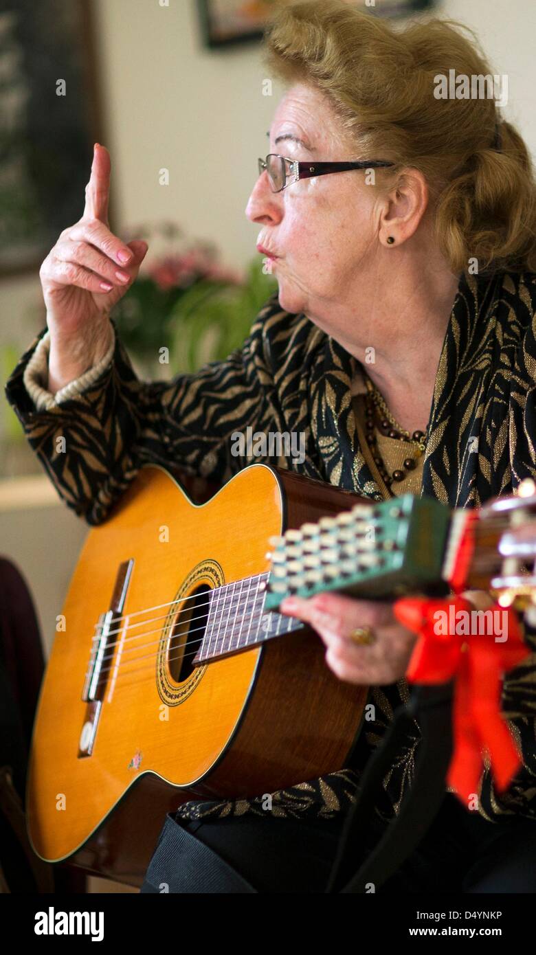 Fichier - Un fichier photo en date du 04 mars 2013 montre 80-year-old singer Christel Burr lors d'une répétition à Schwerin, Allemagne, 04 mars 2013. Burr est actuellement à l'enregistrement d'un cd avec le groupe de punk 'Debil'. Photo : JENS BUETTNER Banque D'Images