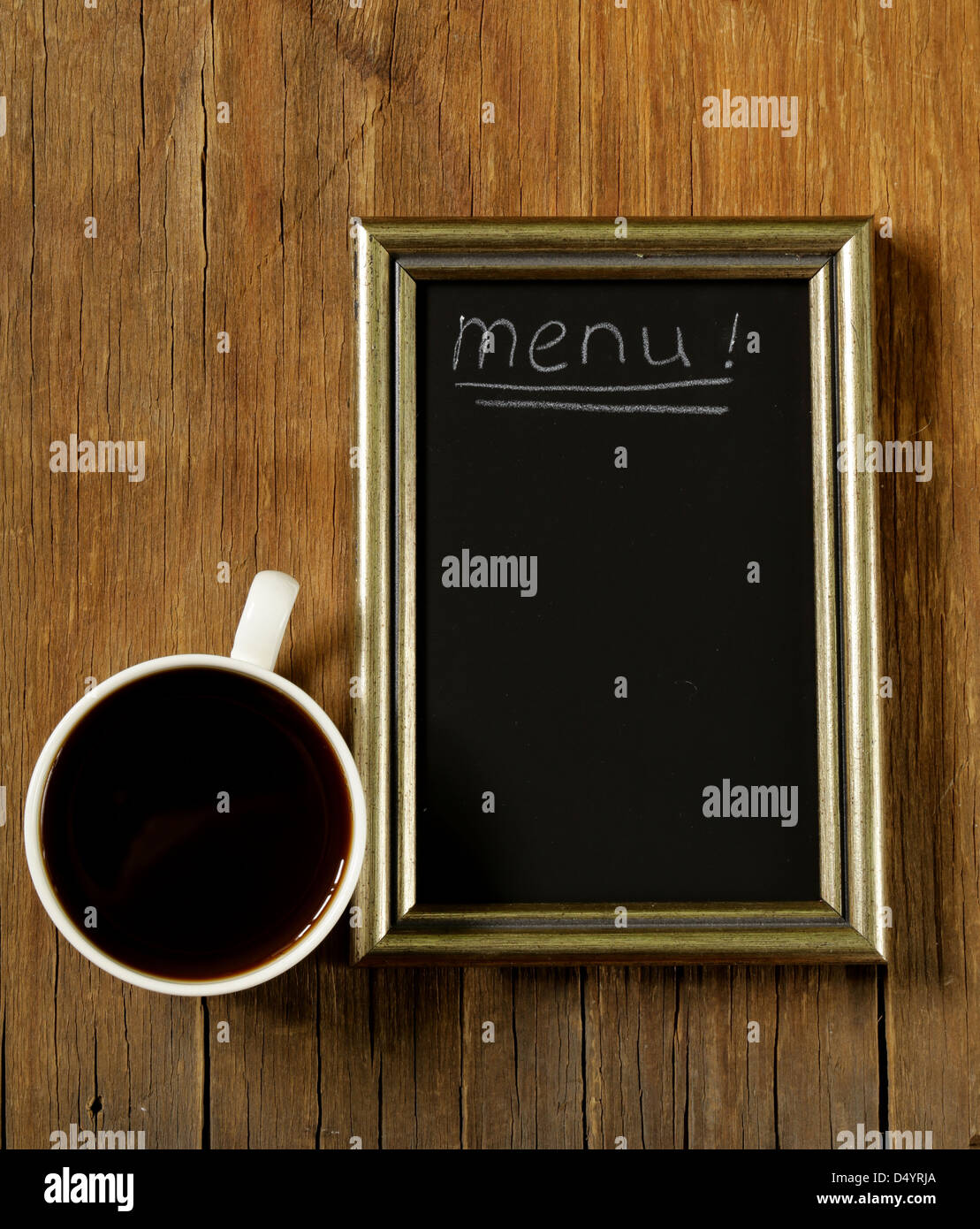 Tasse à café et pain avec beurre avec tableau noir ardoise Banque D'Images