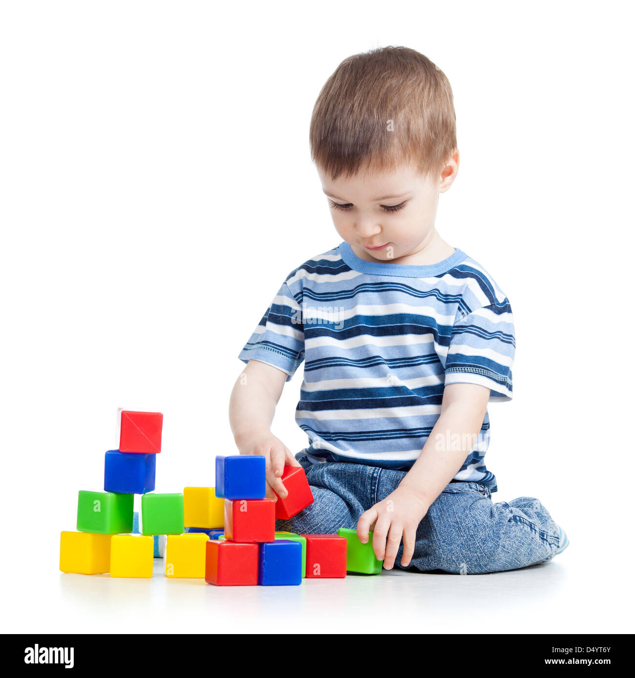 Kid Garçon jouant avec des briques ou des blocs de construction Banque D'Images