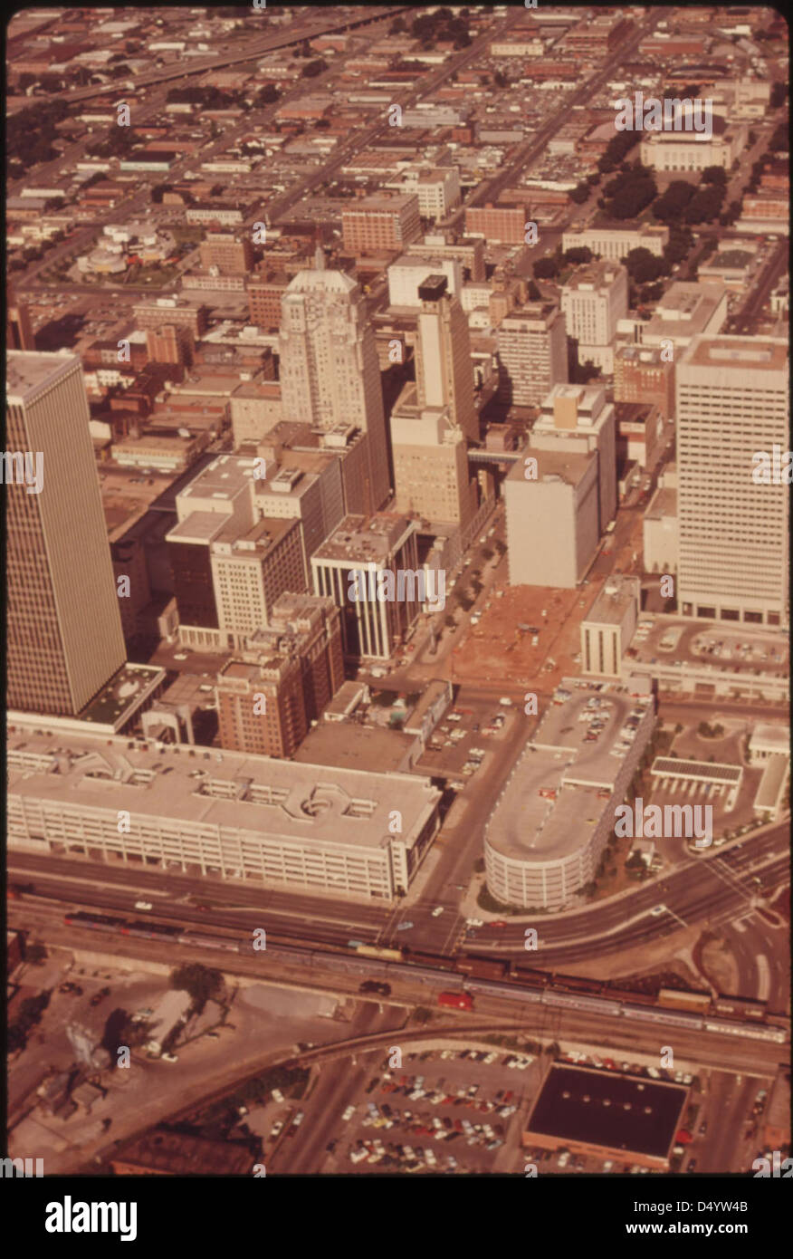 Une vue aérienne de juin 1974 montre le train Lone Star passant par le centre-ville d'Oklahoma City sur son trajet de Chicago à Houston, Texas. L'image capture l'importance historique du voyage en train en Amérique. Banque D'Images