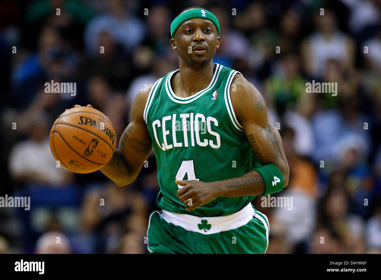 20 mars 2013 - La Nouvelle Orléans, Louisiane, États-Unis d'Amérique - 20 mars 2013 : Boston Celtics shooting guard Jason Terry (4) disques durs avec la balle pendant le match de basket de la NBA entre les New Orleans Hornets et les Boston Celtics au New Orleans Arena à New Orleans, LA. Banque D'Images