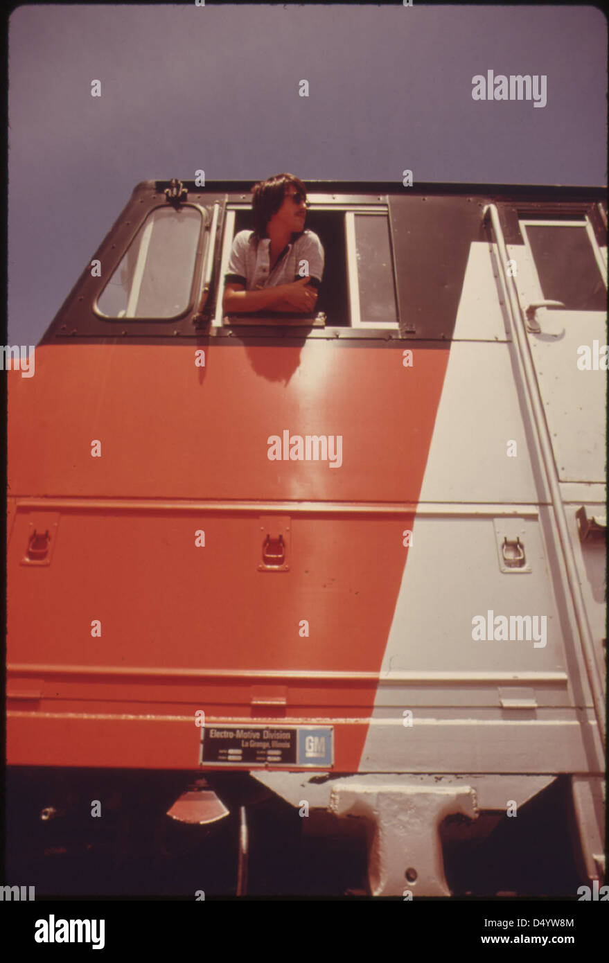 L'ingénieur du train de voyageurs Lone Star attend dans son taxi avant de poursuivre la course Amtrak à Pauls Valley, Oklahoma, en route de Chicago à Houston, Texas, juin 1974 Banque D'Images