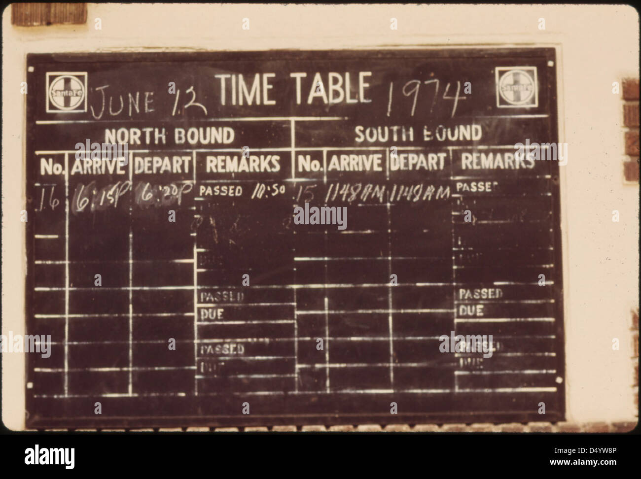 Une photographie de juin 1974 montrant l'horaire de Pauls Valley, Oklahoma, sur la ligne Lone Star entre Chicago et Houston, Texas, mettant en évidence l'infrastructure de transport et les horaires ferroviaires. Banque D'Images