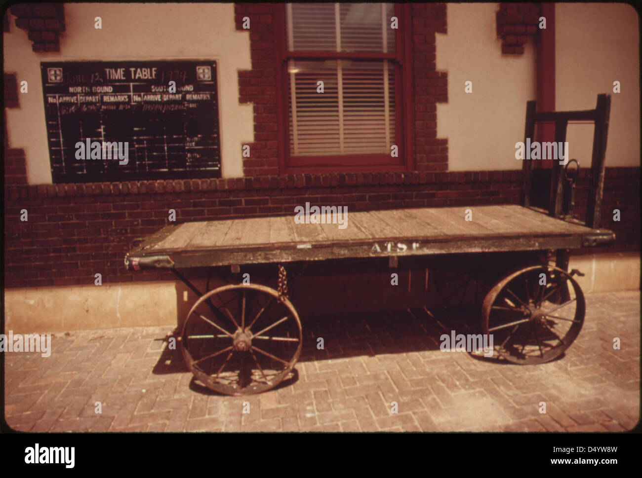 Une photographie prise en juin 1974 montrant un chariot à bagages et un horaire à Pauls Valley, Oklahoma, sur la route Lone Star entre Chicago et Houston. Cette image souligne l'expansion de la surveillance des trains interurbains américains par Amtrak. Banque D'Images