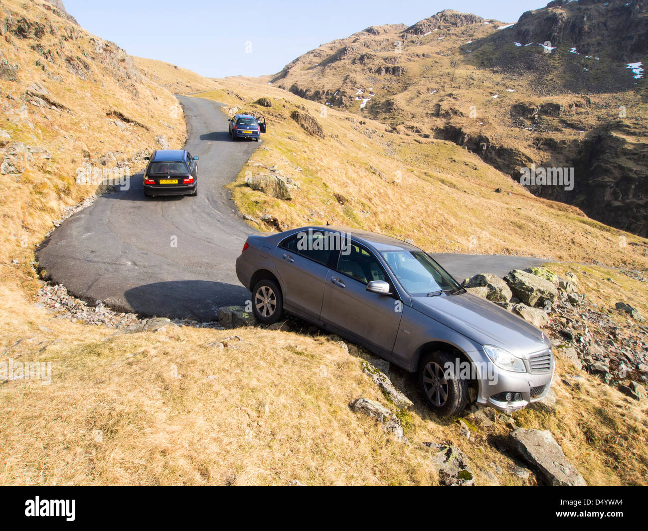 Une voiture s'est écrasé sur Hardknott Passer une des routes plus marquée au Royaume-Uni, Lake District. Banque D'Images