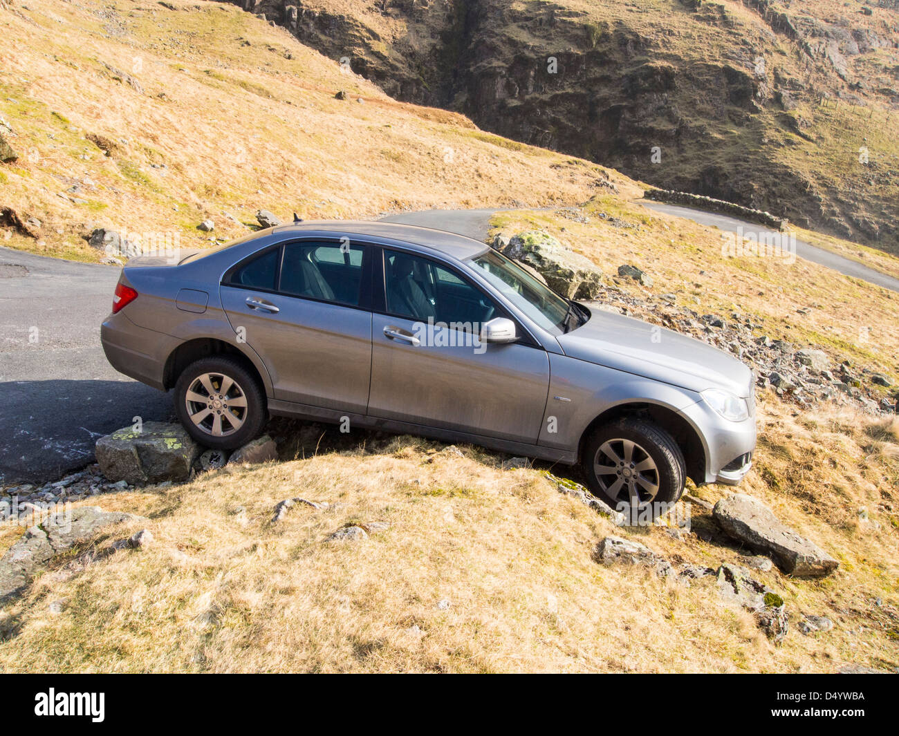 Une voiture s'est écrasé sur Hardknott Passer une des routes plus marquée au Royaume-Uni, Lake District. Banque D'Images