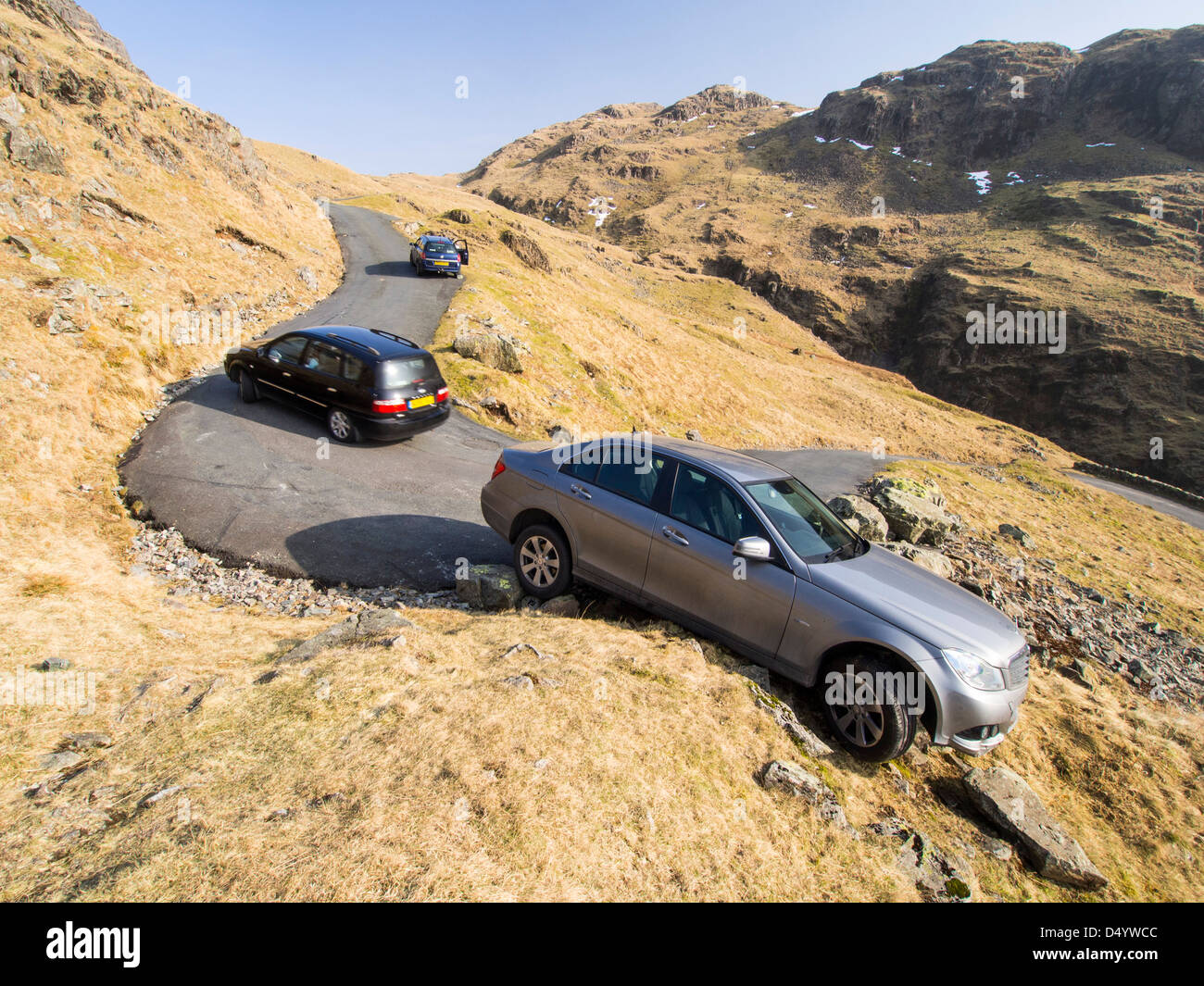 Une voiture s'est écrasé sur Hardknott Passer une des routes plus marquée au Royaume-Uni, Lake District. Banque D'Images