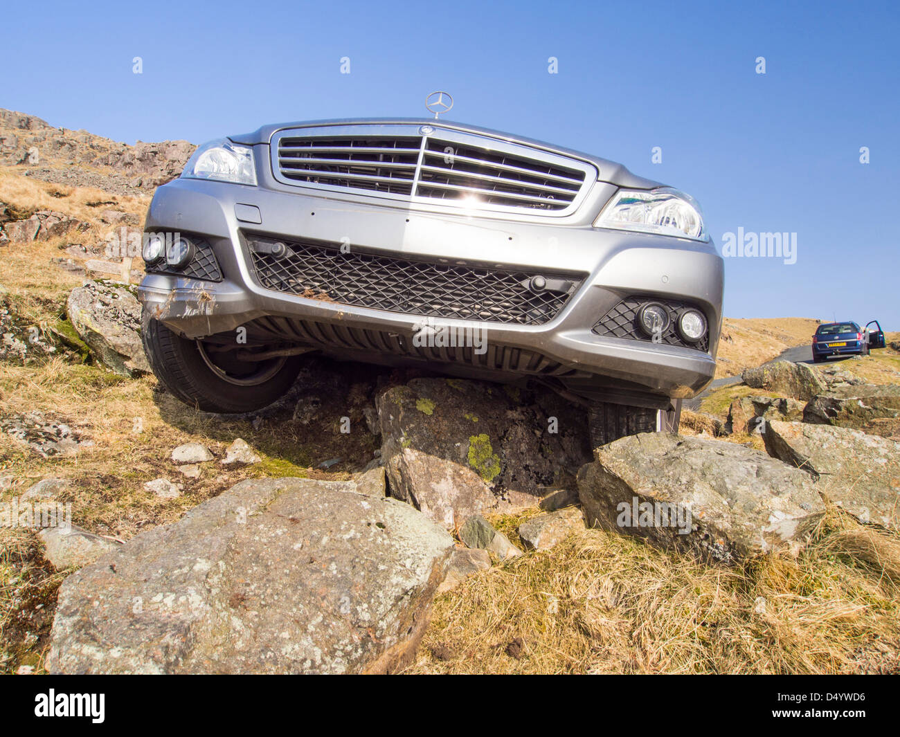 Une voiture s'est écrasé sur Hardknott Passer une des routes plus marquée au Royaume-Uni, Lake District. Banque D'Images