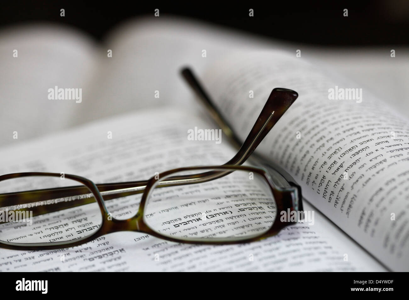 Un dictionnaire hébreu s'ouvrir à la parole de 'love', vu à travers des lunettes Banque D'Images