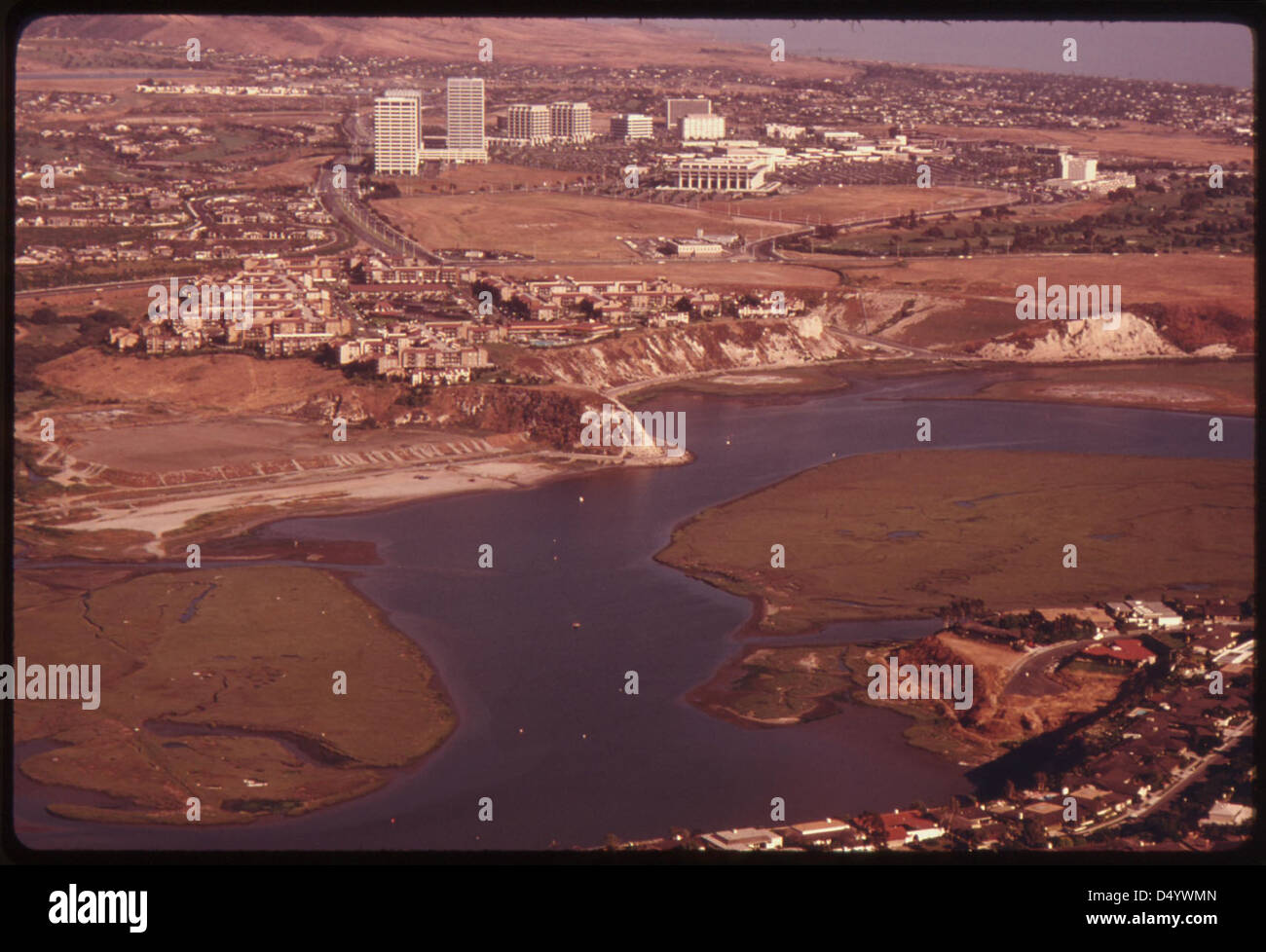 Une photographie aérienne de juin 1975 montre Upper Newport Bay dans le comté d'Orange, en Californie, capturant le paysage naturel et la voie navigable. Cette image met en valeur la beauté pittoresque et la géographie de la baie. Banque D'Images