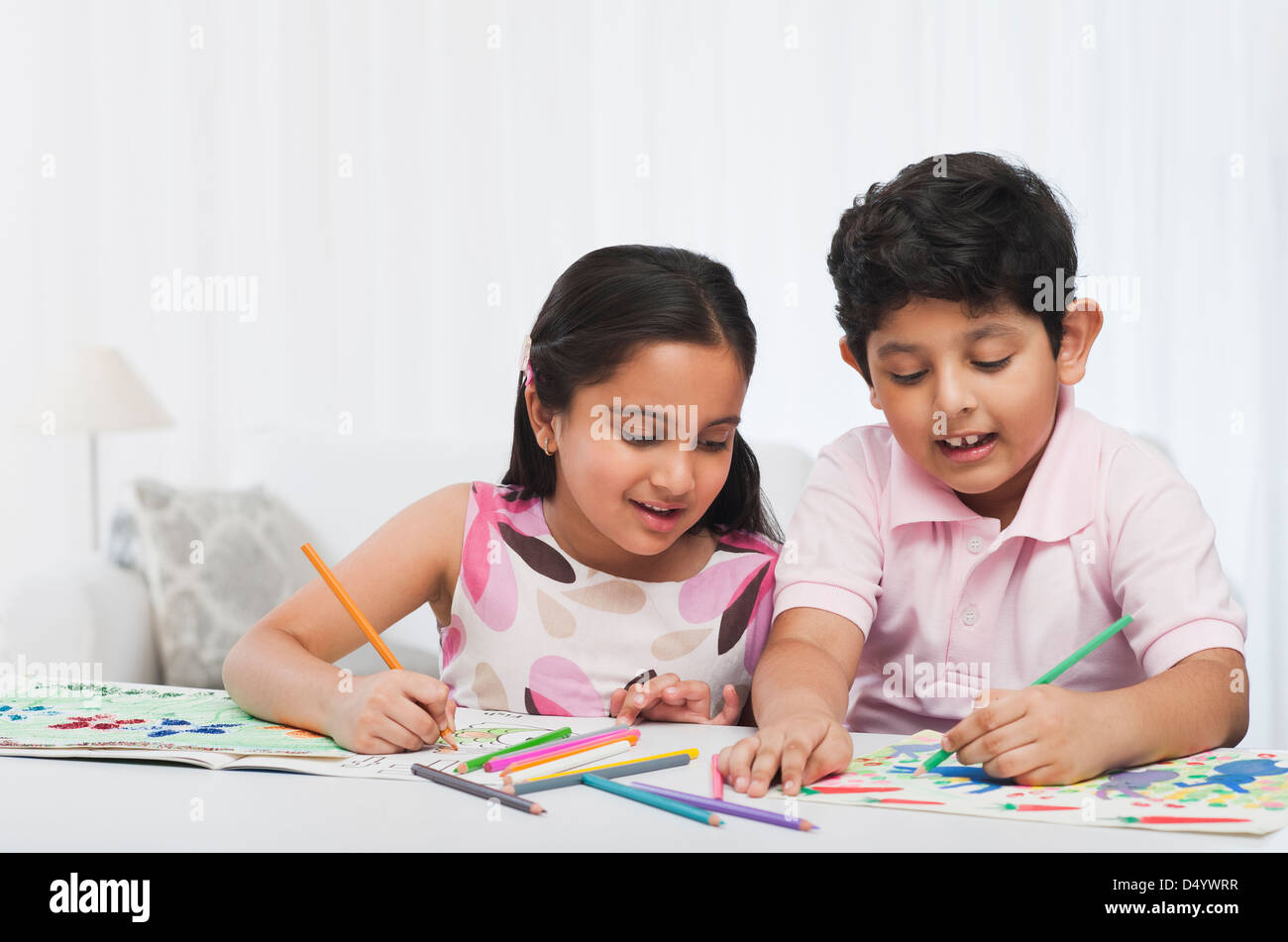 Les enfants de faire des dessins avec des crayons de couleur Banque D'Images