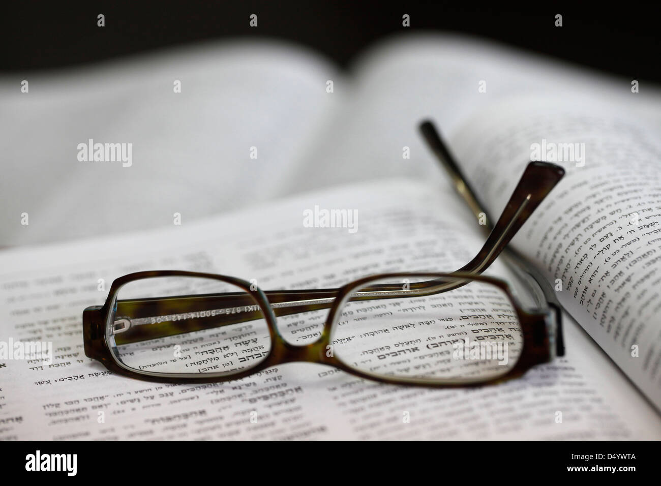 Un dictionnaire hébreu s'ouvrir à la parole de 'love', vu à travers des lunettes Banque D'Images