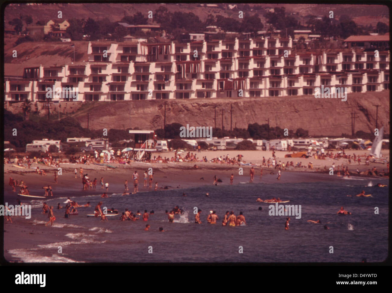 Nouvelles maisons surplombent occupé Doheny State Beach, Septembre 1974 Banque D'Images